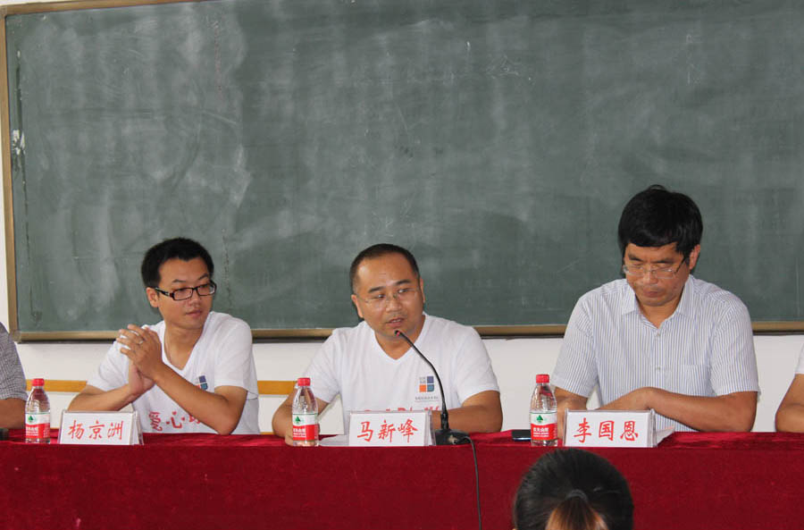 郑州经纬企业集团马新峰总经理 带领集团工会捐助10名大学生2013-8-31.jpg