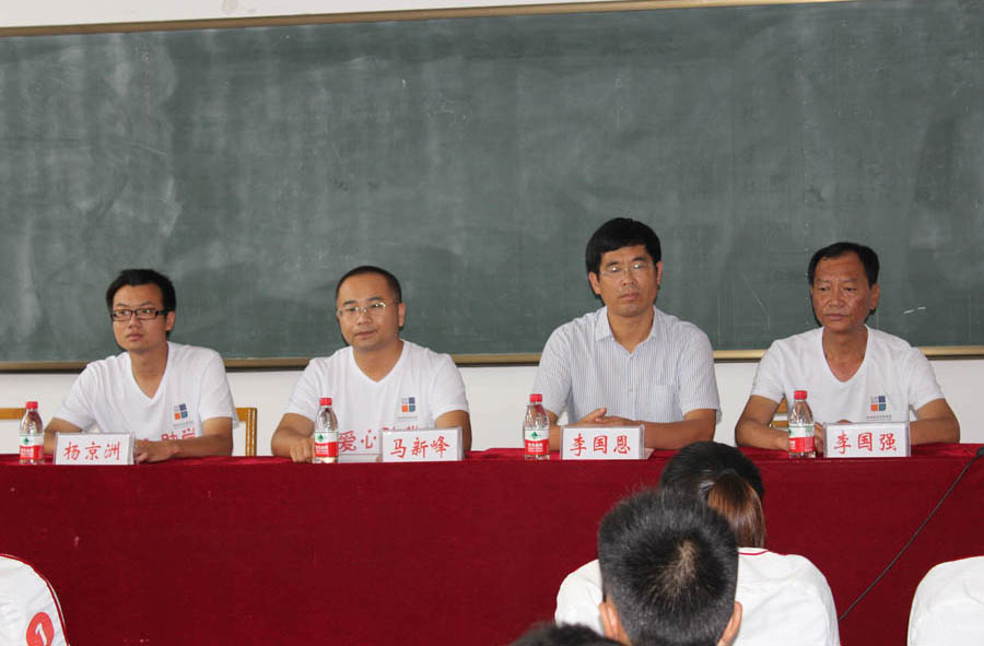 郑州经纬企业集团马新峰总经理 带领集团工会捐助10名大学生2013-8-311.jpg